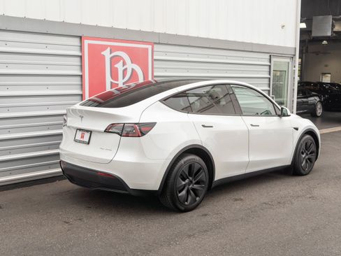 Used 2024 Tesla Model Y Long Range image 36