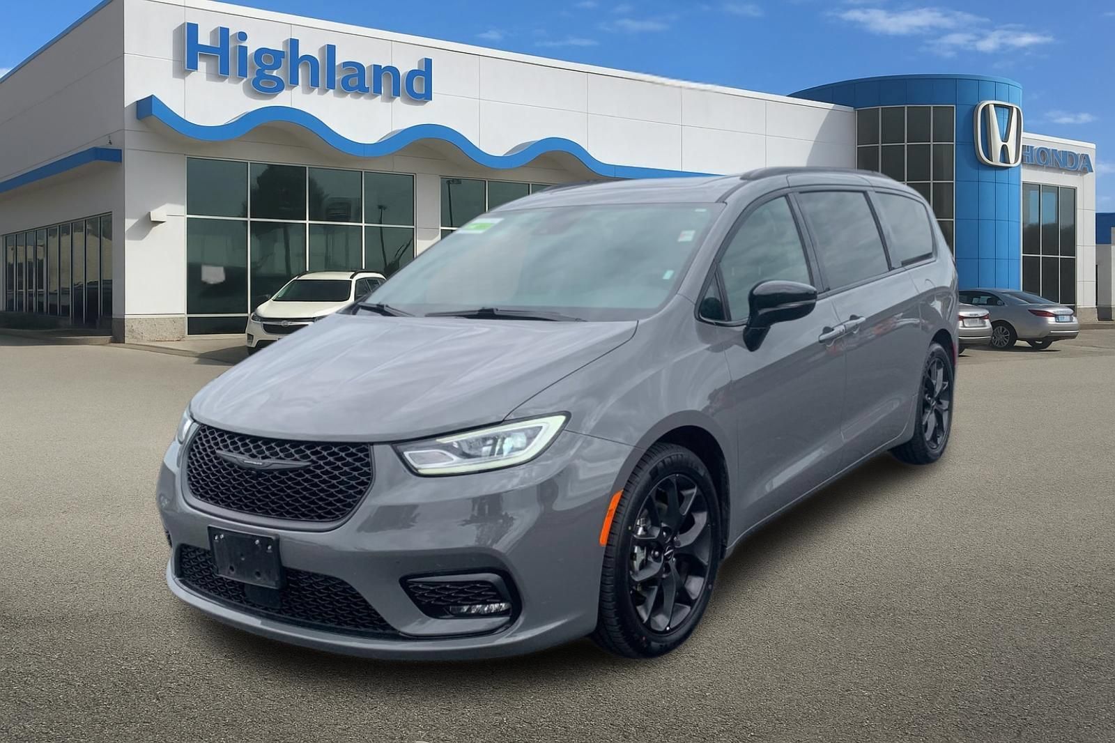 Used 2025 Chrysler Pacifica Limited FWD image 1
