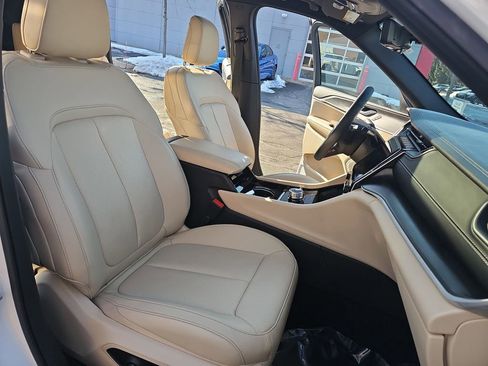 Used 2023 Jeep Grand Cherokee L Limited w/ Luxury Tech Group II image 10