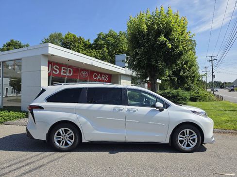 Used 2023 Toyota Sienna Limited AWD/4WD image 2