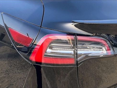Used 2022 Tesla Model 3 Long Range AWD/4WD image 29