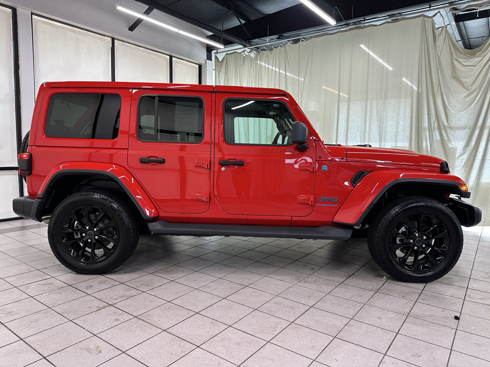 Used 2025 Jeep Wrangler Unlimited Sahara AWD/4WD image 2