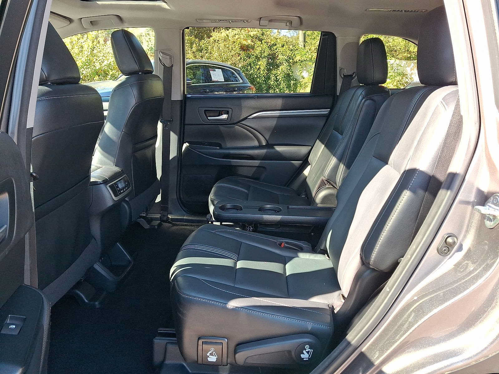Used 2017 Toyota Highlander SE w/ Carpet Mat Package AWD/4WD image 26