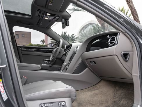 Used 2018 Bentley Flying Spur V8 image 37