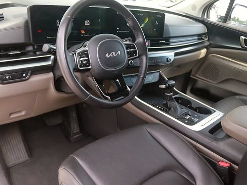 Used 2025 Kia Carnival FWD image 12