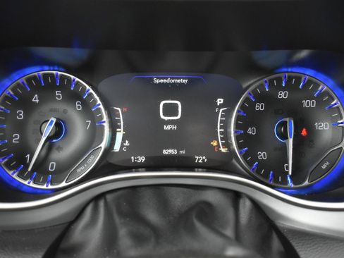 Used 2023 Chrysler Pacifica Touring FWD image 34