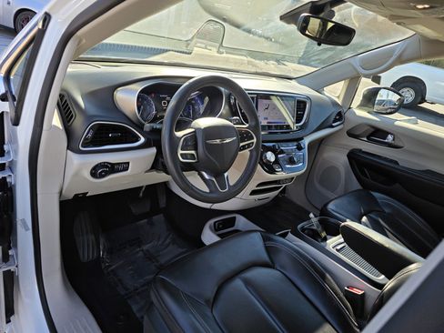Used 2023 Chrysler Pacifica Touring-L image 10