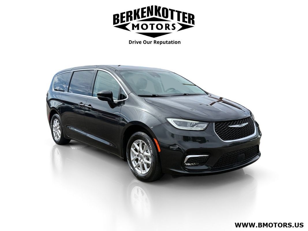 Used 2024 Chrysler Pacifica Touring-L FWD image 1