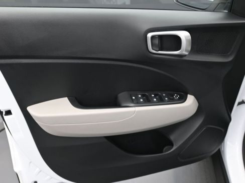 Certified 2025 Hyundai Venue SEL image 21