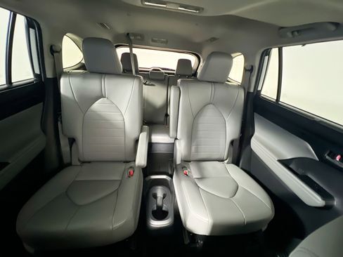 Used 2022 Toyota Highlander XLE AWD/4WD image 34