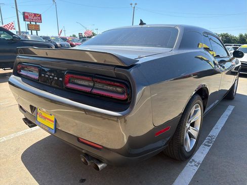 Used 2019 Dodge Challenger SXT RWD image 5