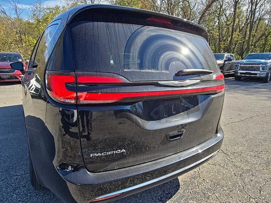 Used 2025 Chrysler Pacifica Select FWD image 5