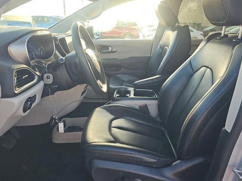 Used 2023 Chrysler Pacifica Touring-L image 3