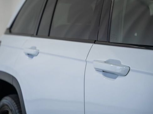 Certified 2023 Jeep Grand Cherokee Limited w/ Black Appearance Package AWD/4WD image 17