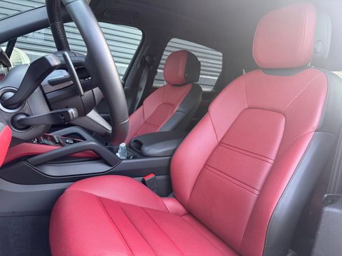 Certified 2026 Porsche Cayenne AWD/4WD image 5