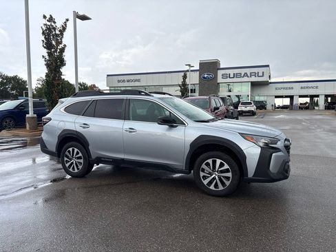 Used 2025 Subaru Outback Premium AWD/4WD image 1