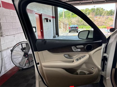 Used 2019 Mercedes-Benz GLC 300 4MATIC w/ Premium Package image 18