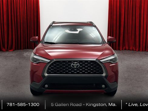 Used 2022 Toyota Corolla Cross XLE image 2