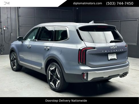 Used 2023 Kia Telluride EX w/ EX Captain's Chair Package image 4