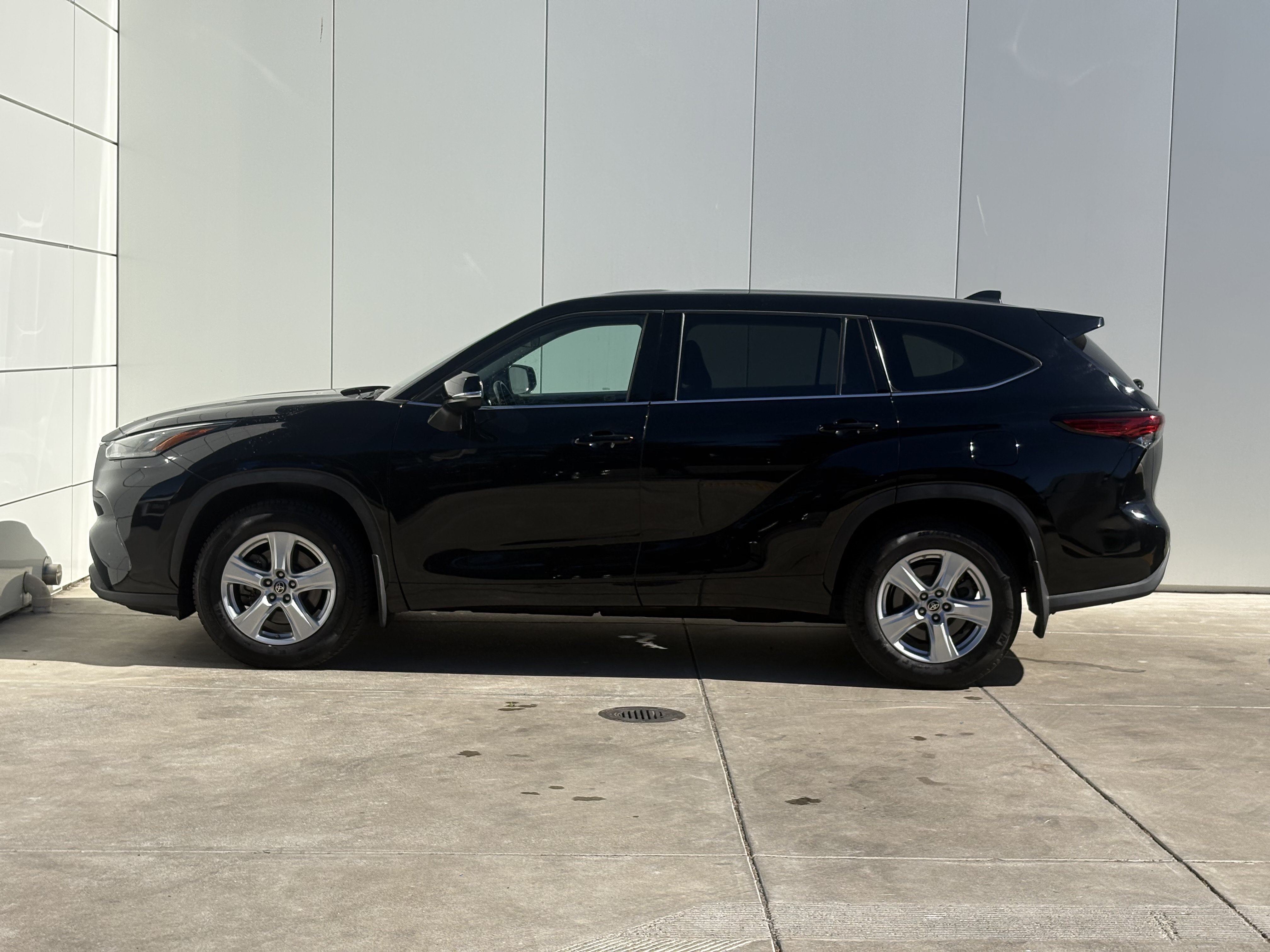 Used 2022 Toyota Highlander LE FWD image 4