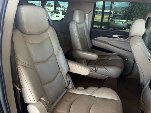 Used 2019 Cadillac Escalade ESV Luxury RWD image 14