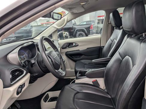 Used 2023 Chrysler Pacifica Touring-L FWD image 11