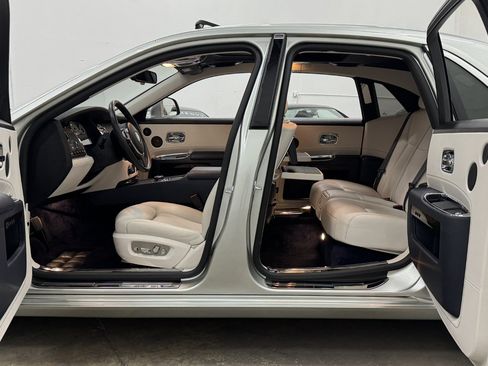 Used 2015 Rolls-Royce Ghost RWD image 30