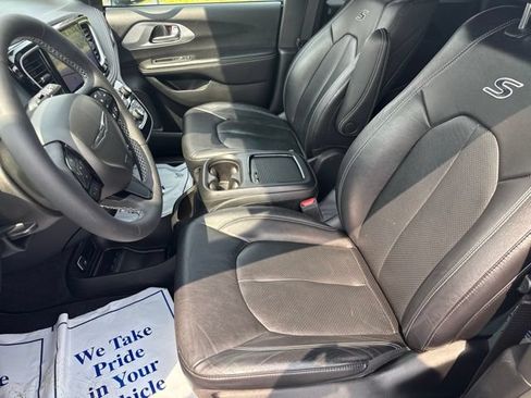 Used 2022 Chrysler Pacifica Touring-L w/ Uconnect Theater Family Group AWD/4WD image 15