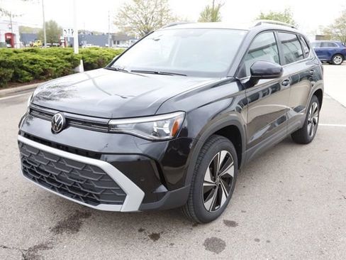 Used 2025 Volkswagen Taos SE w/ Panoramic Sunroof Package AWD/4WD image 7