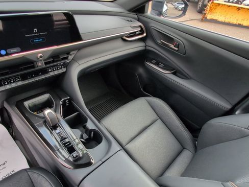 Certified 2025 Toyota Crown Signia image 23