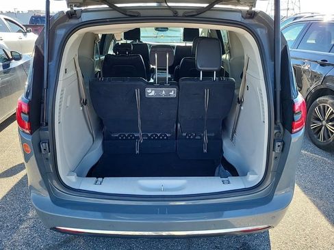 Used 2021 Chrysler Pacifica Touring-L image 5