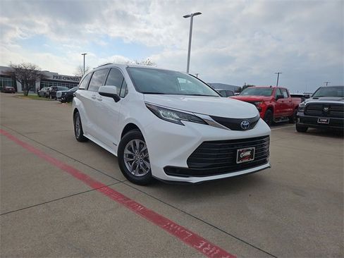 Used 2021 Toyota Sienna LE image 1