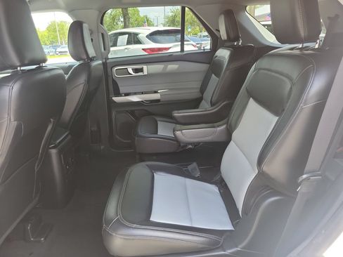 Used 2022 Ford Explorer XLT w/ Equipment Group 202A RWD image 10