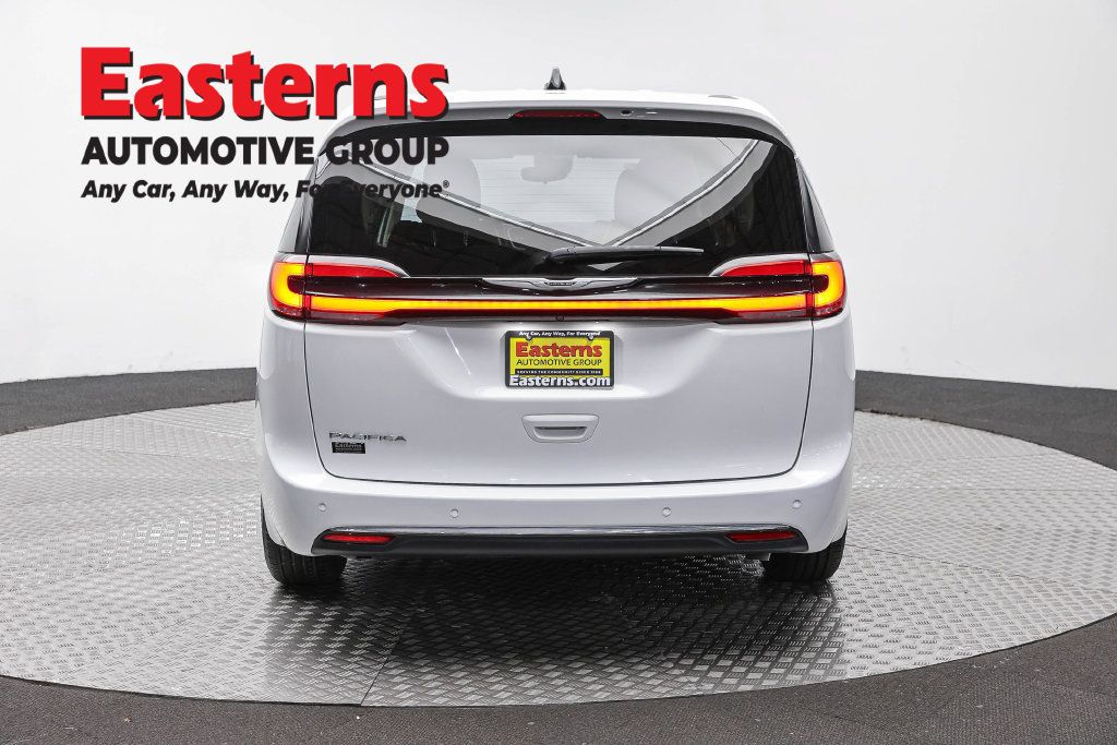 Used 2023 Chrysler Pacifica Touring-L FWD image 8