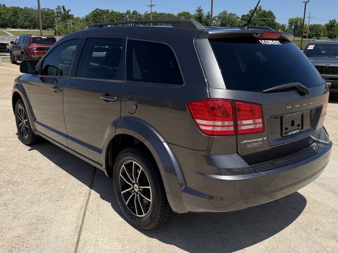 Used 2018 Dodge Journey SE w/ Connectivity Group FWD image 5