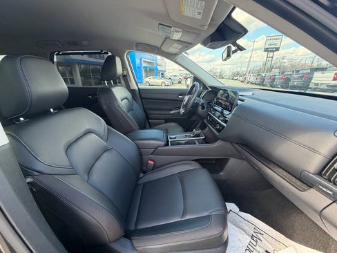 Used 2025 Nissan Pathfinder SL image 15