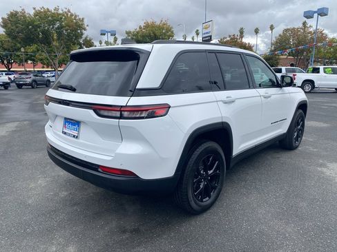 Used 2024 Jeep Grand Cherokee Altitude image 9
