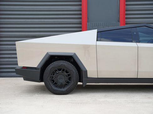 Used 2024 Tesla Cybertruck AWD Crew Cab image 4