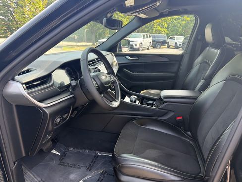 Used 2023 Jeep Grand Cherokee Altitude AWD/4WD image 18