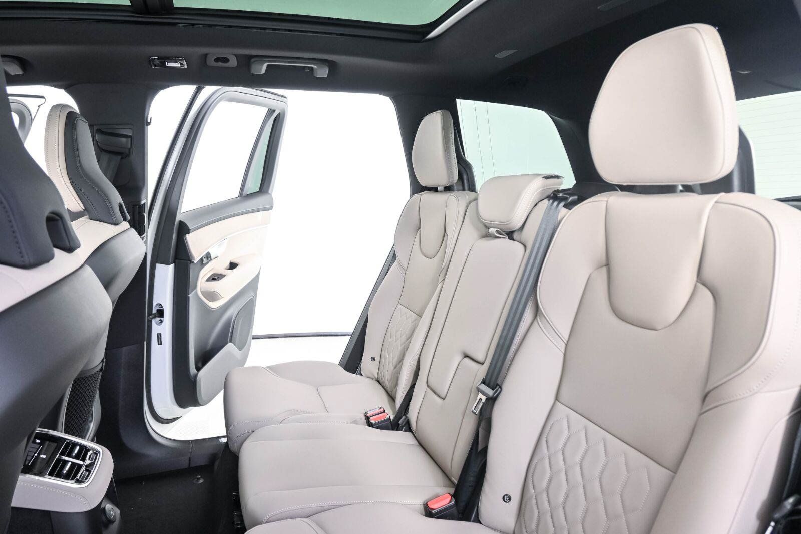 New 2026 Volvo XC90 T8 Core w/ Protection Package Premier AWD/4WD image 19