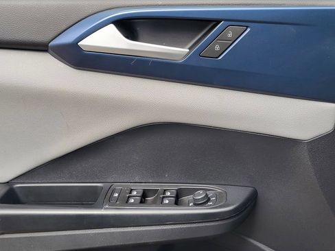 Used 2023 Volkswagen Taos SE w/ Panoramic Sunroof Package FWD image 16