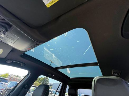 Used 2022 Volkswagen Tiguan SE R-Line image 34