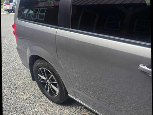 Used 2019 Dodge Grand Caravan SE FWD image 5