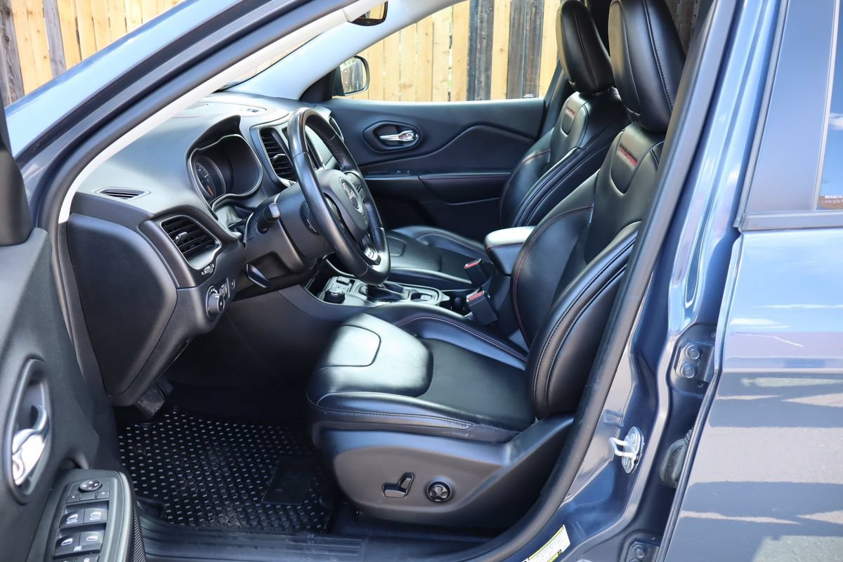 Used 2019 Jeep Cherokee Trailhawk w/ Comfort/Convenience Group AWD/4WD image 19