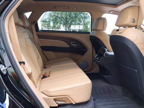 Certified 2024 Bentley Bentayga Extended Wheelbase AWD/4WD image 21