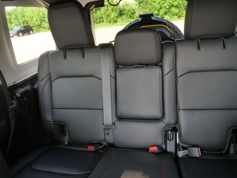 Used 2025 Jeep Wrangler Unlimited Rubicon AWD/4WD image 13