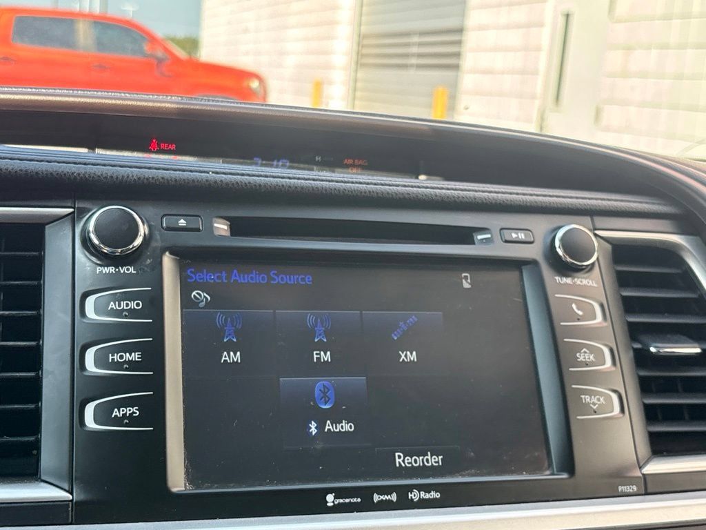 Used 2017 Toyota Highlander Plus FWD image 12