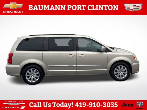 Used 2013 Chrysler Town & Country Touring FWD image 8
