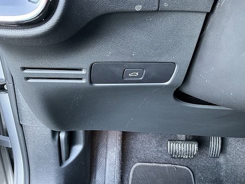 Certified 2025 Volvo XC40 B5 Core image 24