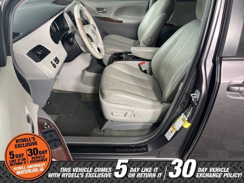 Used 2014 Toyota Sienna XLE image 12